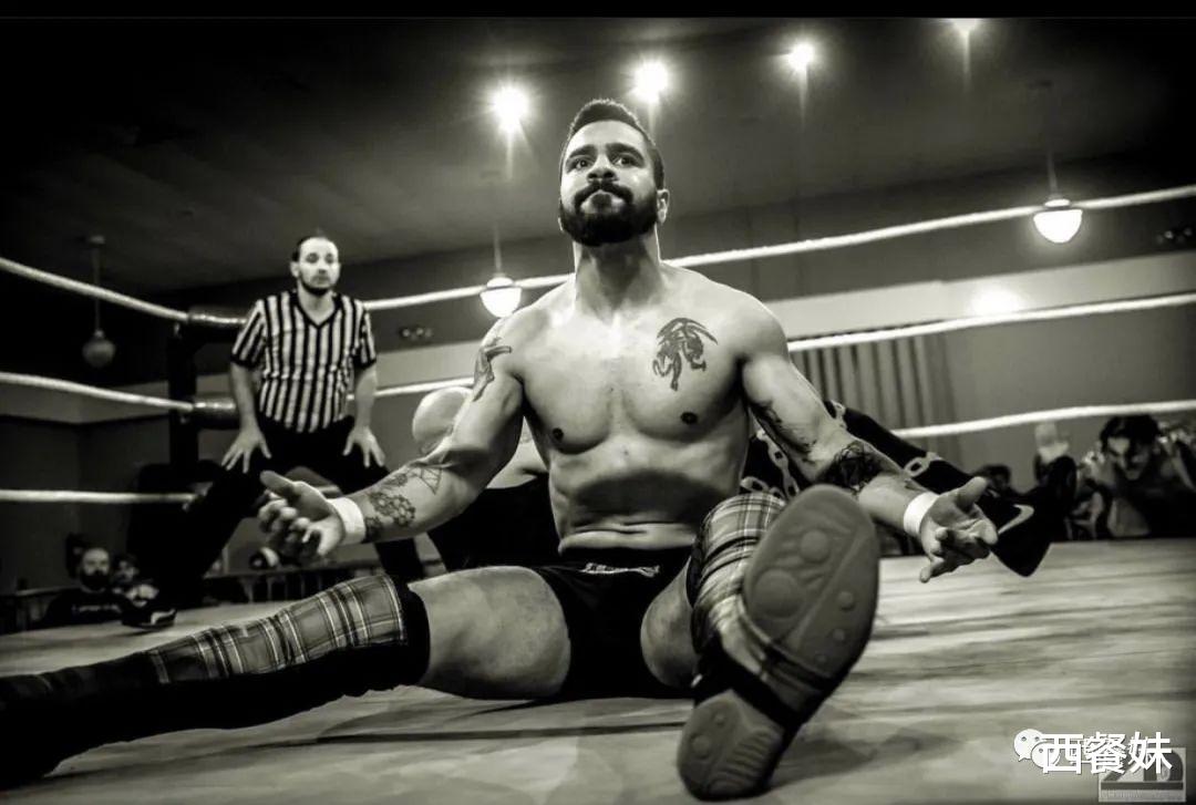 |帅气职业摔跤手出柜泛性恋! 自曝喜欢收集..