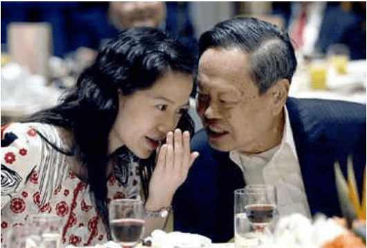杨振宁|98岁的杨振宁，如何称呼小自己20岁的岳父母，仅6字体面又显情商