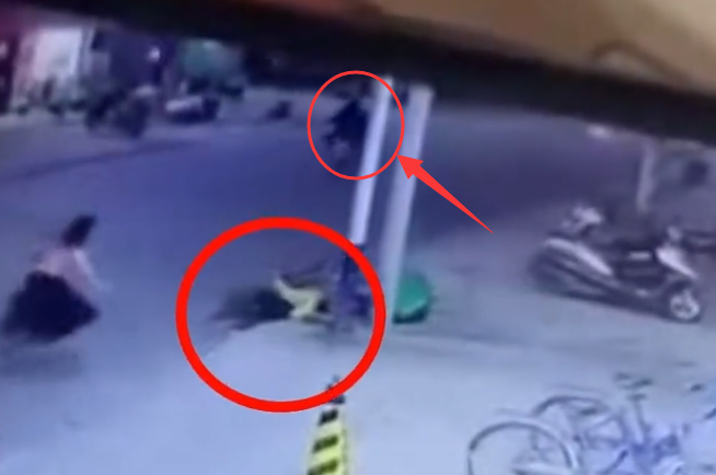 焰冰聊生活 广东汕头，23岁男子骑摩托撞飞7岁男童后逃逸，监控拍下全过程
