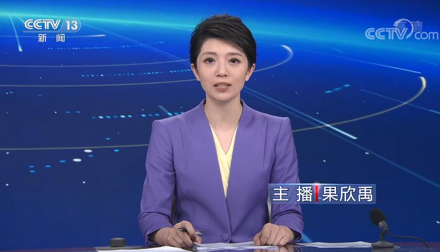 景甜|景甜深V礼服胸前被P掉，新闻女主播却V造型出镜，央视也玩双标？