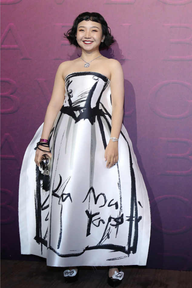 何有强|辣目洋子“火”了,穿抹胸连衣裙亮相活动,意外穿出了高级感