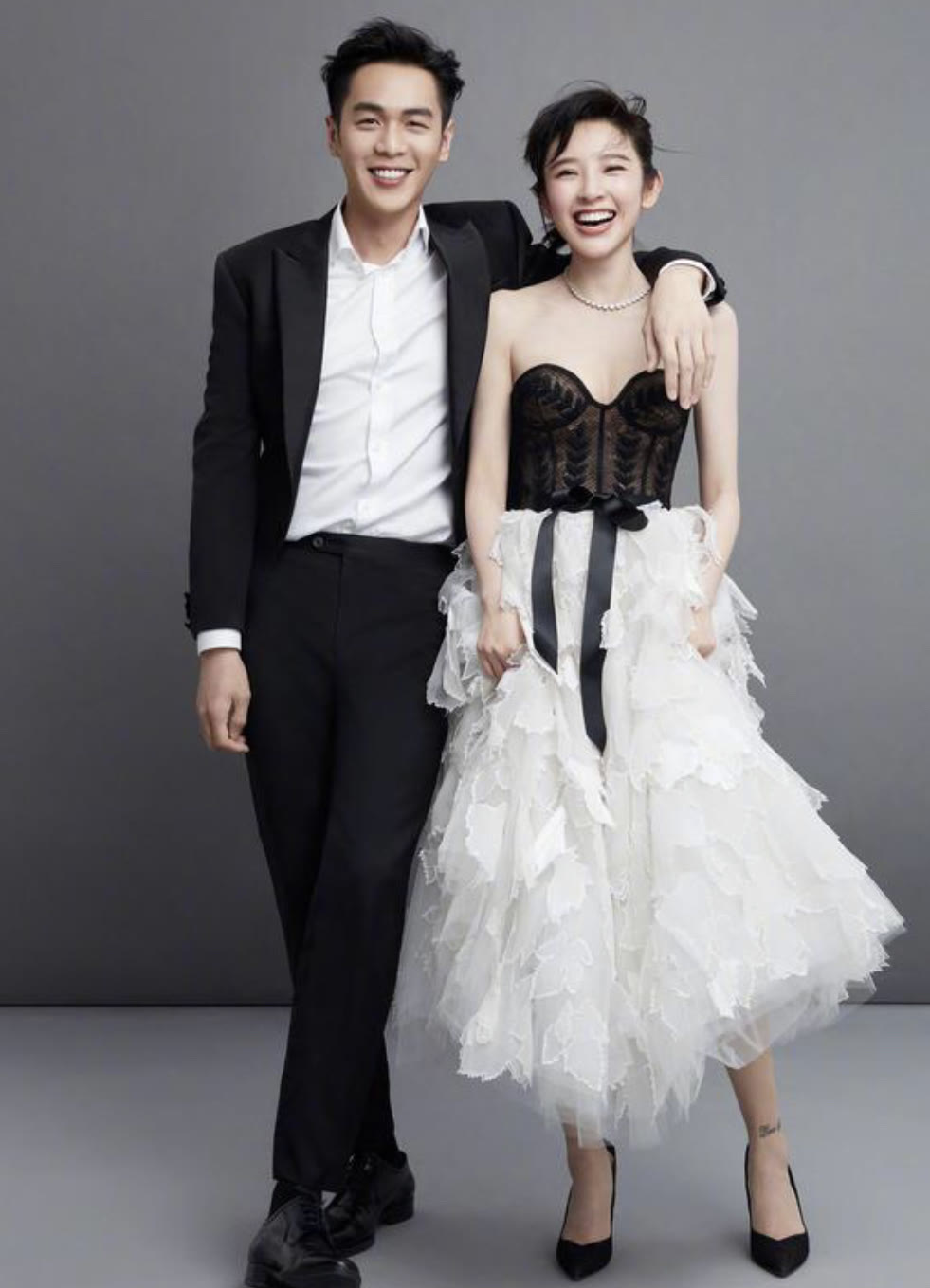 闲鱼有话说|唐艺昕胆子真大，和老公出席活动还穿深V裙，张若昀笑得挺无奈