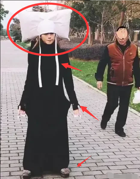 杨丽萍|作妖还是新时尚？杨丽萍枕头闭眼走路，黑衣服白枕头！网友：魂哆嗦