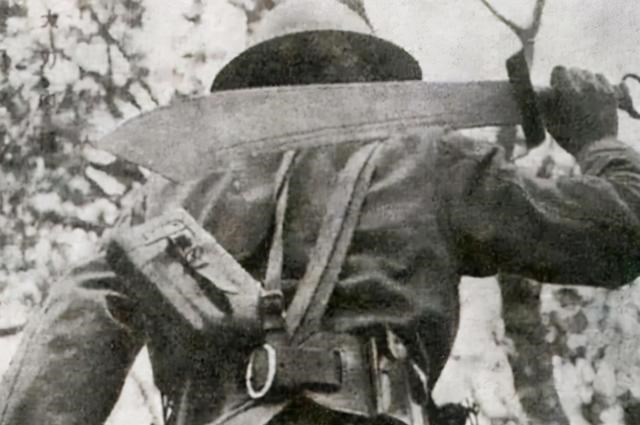 炄锌说 鬼子刺死女情报员,随后将怀中婴儿扔在路边,却成功传出救命情报