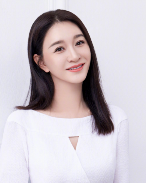 李小冉|李小冉罕见晒自拍引关注,45岁皮肤白到无瑕疵,颜值状态惹人羡