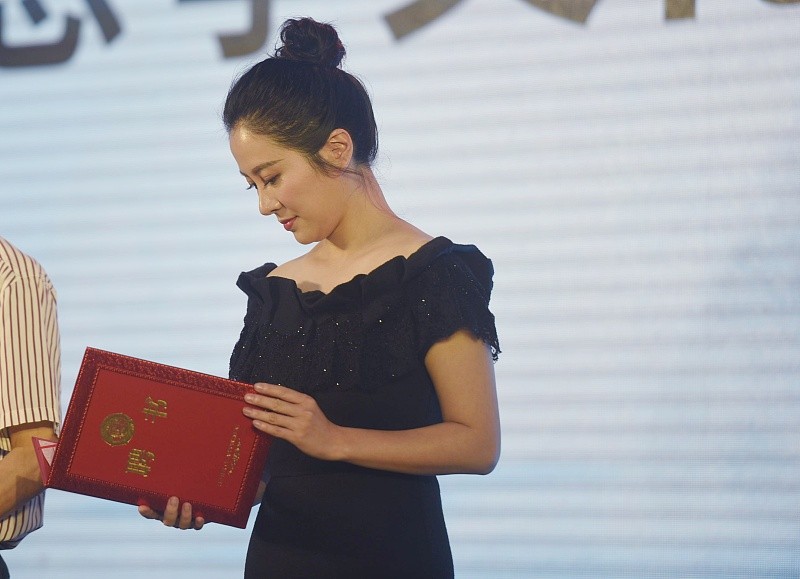 小白爱美搭 叶璇近照面部“有些肿”，但身穿黑裙好优雅，腰臀比尽显妩媚气息