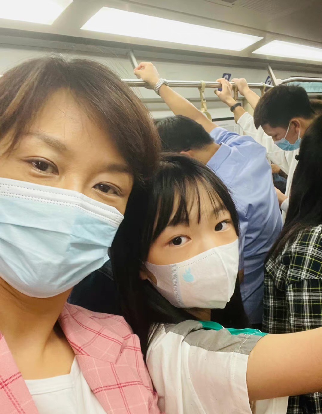 李小萌|48岁李小萌带女儿挤地铁！素颜出镜一脸疲倦，凌晨还在街头骑车