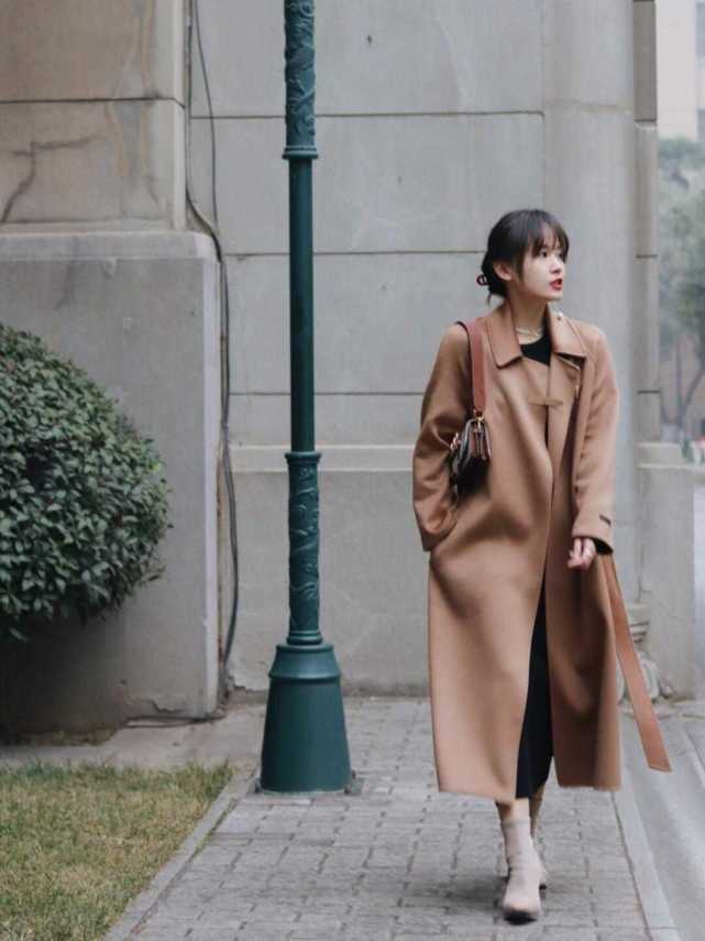 何有强 今年流行穿长不穿短，试试这件“及踝大衣”，让你轻松变成大长腿