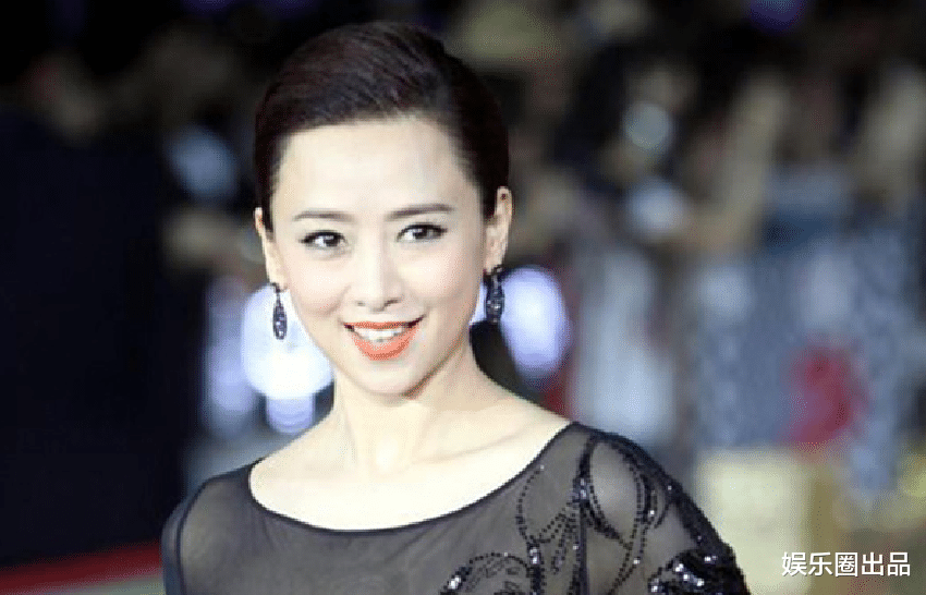 翁虹|翁虹走红毯真招摇，52岁了还敢尝试穿镂空长裙，还好实力罩得住