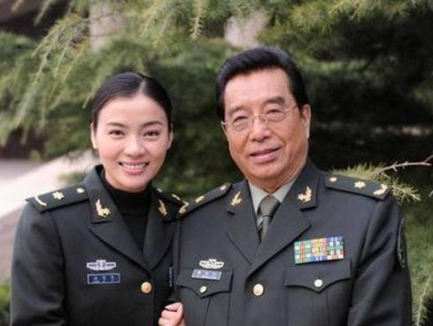 李双江|82岁李双江携小27岁娇妻罕露面！妻子气质好美到发光，两人零交流