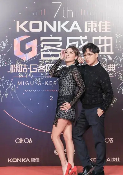 穿衣搭配|不愧是大哥的女人，应采儿一身黑色蕾丝连衣裙，穿衣风格依旧大胆。