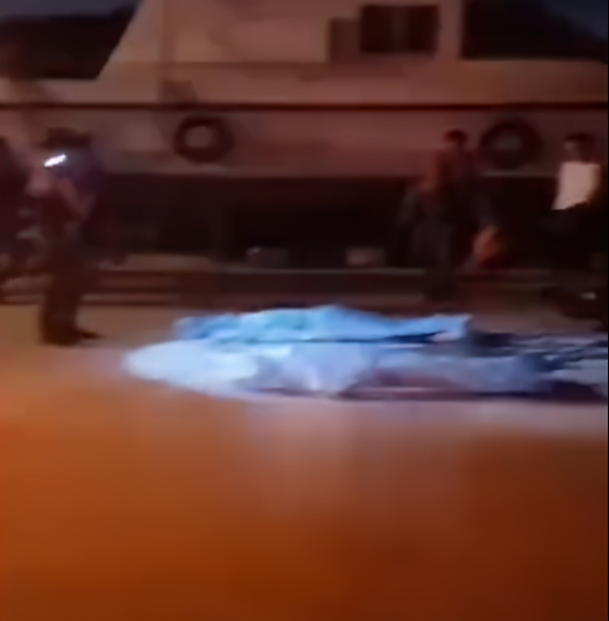 四面观察 福建泉州一对男女“520”跳桥殉情，被打捞起时，还拥抱在一起