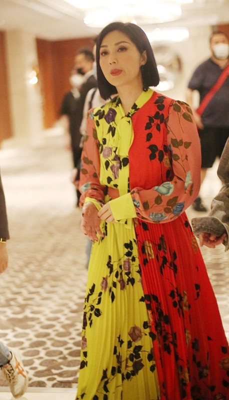 小白爱美搭 杨千嬅玩“彩色大杂烩”，穿多拼接裙挺亮眼，配短发造型还有点酷