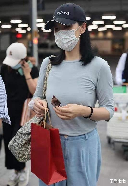 里尚七七|咏梅罕见走机场，穿卫衣裙意外暴露壮实体格，气质秒变运动员