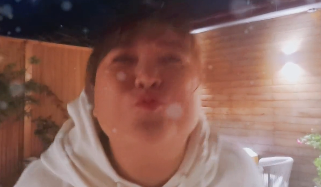 贾玲|贾玲大雪中嗨玩好兴奋！穿一件衣服不怕冷，对镜头嘟嘴亲吻好可爱