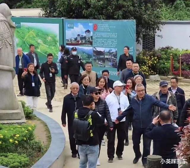 刘晓庆|刘晓庆回老家购买墓地，声势浩大阵仗强，家乡领导全程陪同！