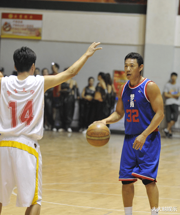 杨洋|申军谊：除夕夜离婚后跟贾妮同居，被女儿恨20年，64岁单身一人