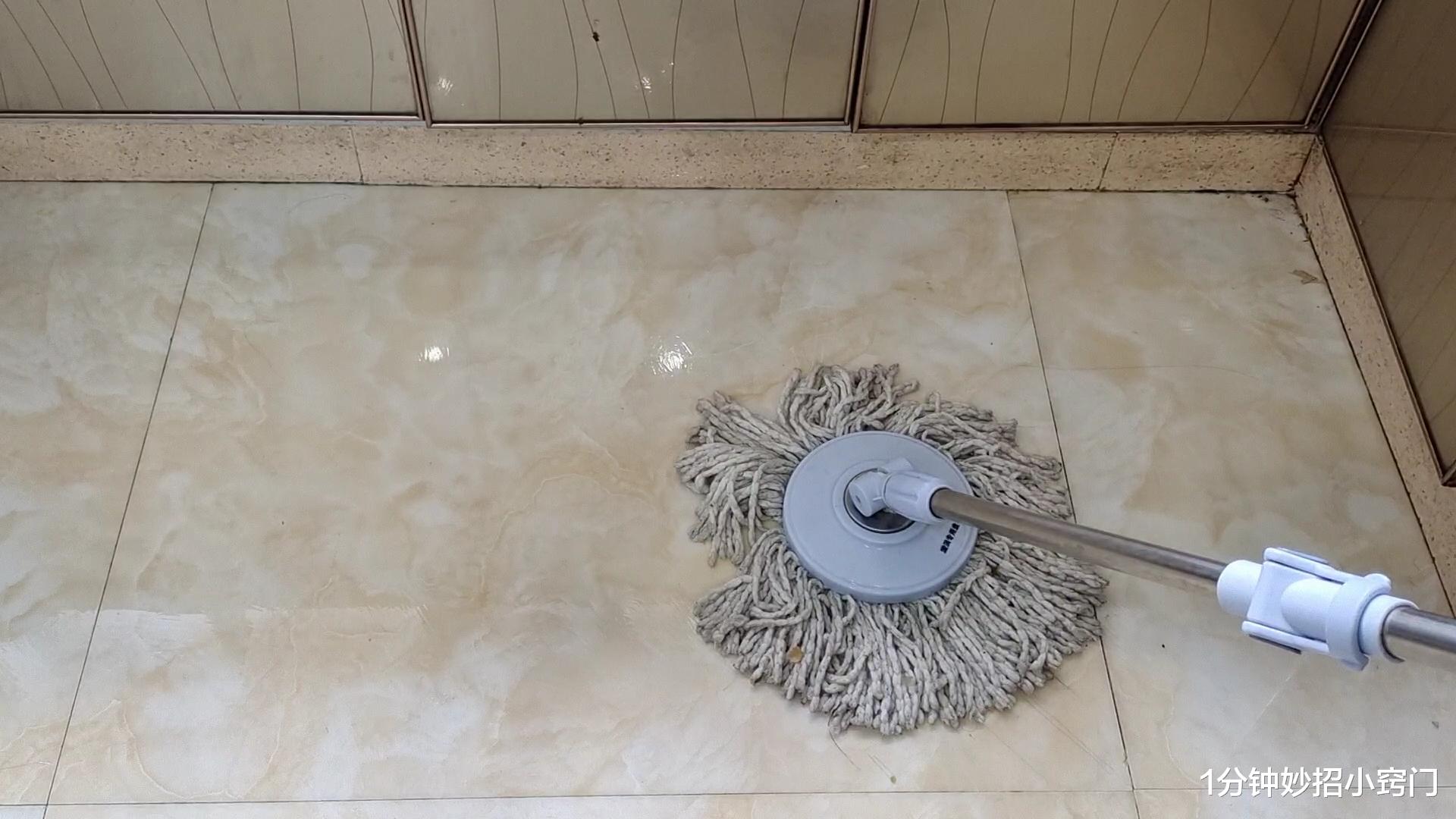清水拖地等于白拖,在水里倒一点,拖完干净不落灰,方法太实用