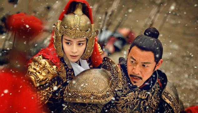 张丰毅|张丰毅拍戏回到家就被媳妇喊话脱掉衣服,家里一群闺蜜等看他腹肌