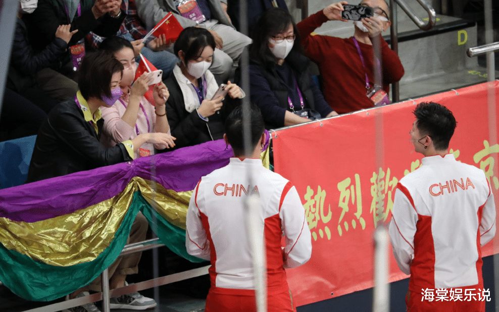 郭晶晶|郭晶晶12月4日和张怡宁合体!郭晶晶俏皮地爬栏杆,歪头拍照好甜