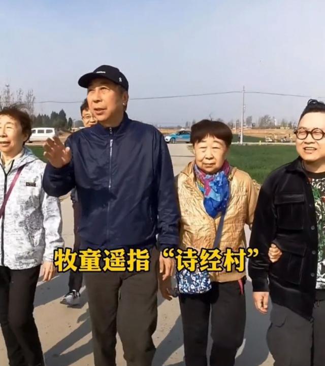 冯巩|63岁冯巩回乡祭祖，与两个姐姐罕见同框，样貌神似共用一张脸