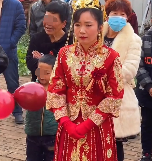 远嫁新娘在新郎门外站1小时,大冷天冻发抖,网友心疼:别结婚了