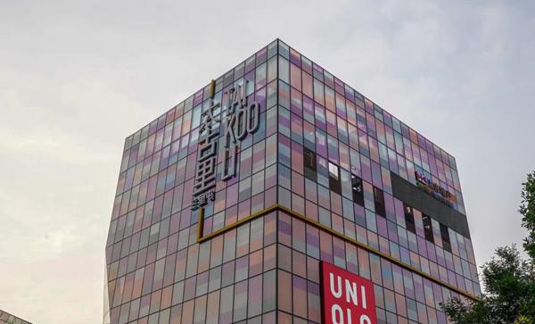 优衣库 全球频繁关店，赚钱全靠中国，优衣库被国货围剿，开始走下坡路