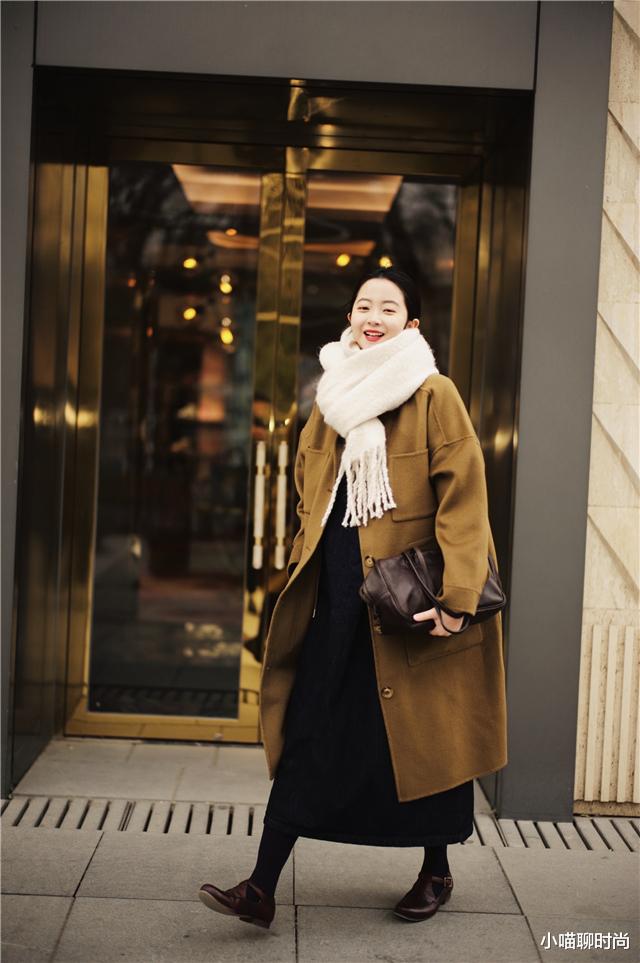 小喵聊时尚 秋冬穿大衣时,尽量少配打底裤!看看这几种搭配,时髦保暖更高级
