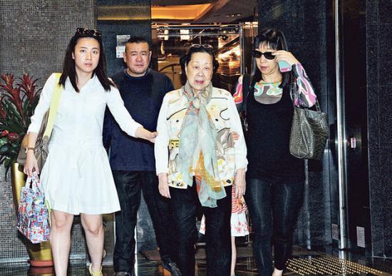 何超琼|何超琼曾跟刘銮雄去看电影，记者问她许晋亨气不气，她却满不在乎