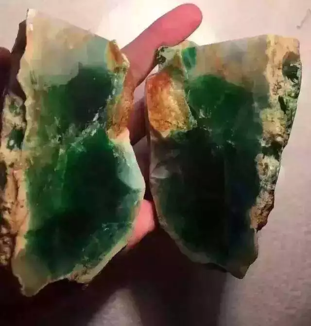 翡翠|400w买的半赌石翡翠原石一刀刀切出帝王绿，足足切涨1000w！！