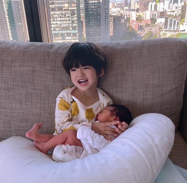 姜潮|姜潮晒一家四口同框照，丹尼尔撞脸宋亚轩，二胎女儿鼻梁成焦点