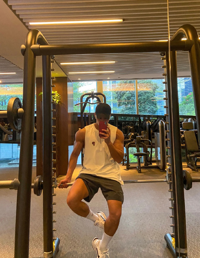 健身圈一哥|漂亮公狗腰，一身腱子肉，帅哥只和帅哥玩！