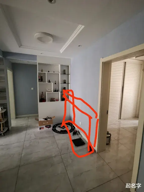 鱼缸风水：我想养鱼旺下财气，入户门正对的这个位置，可以靠墙放鱼缸吗？