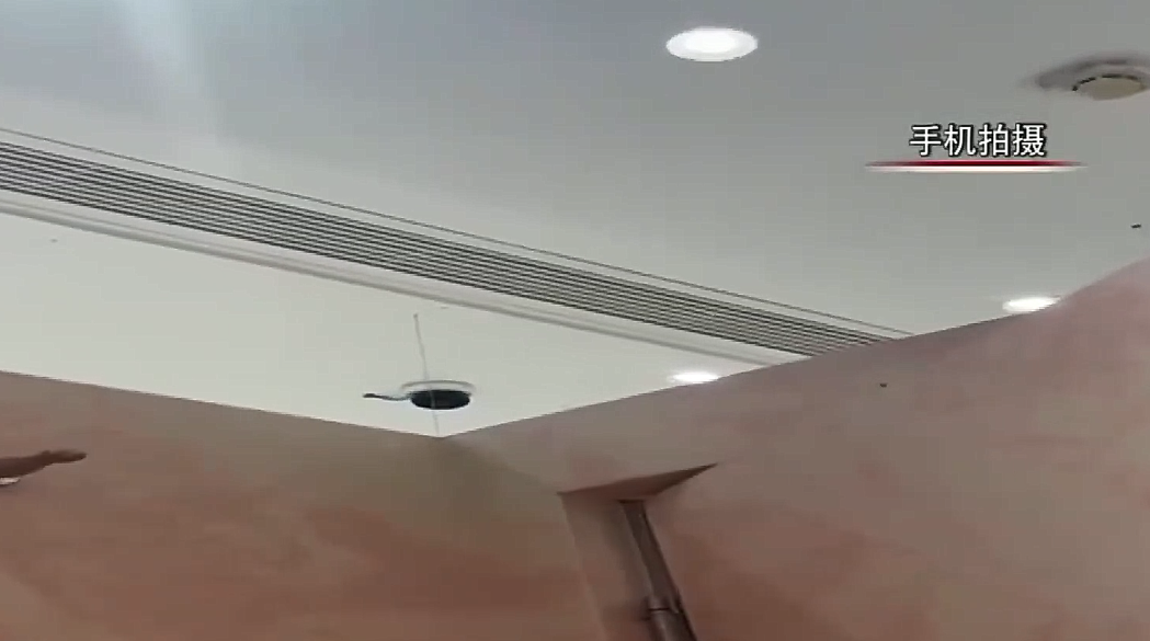 摄像头 又一女试衣间偷拍画面曝光：细思极恐！