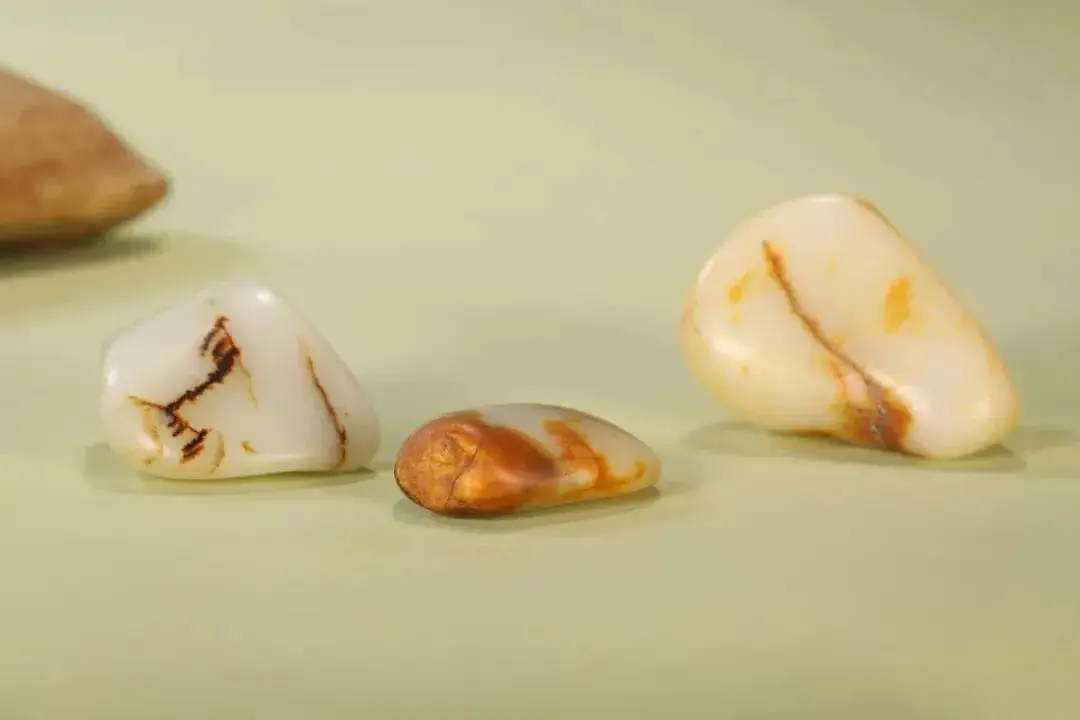 |夏佩寒玉，冬戴暖玉