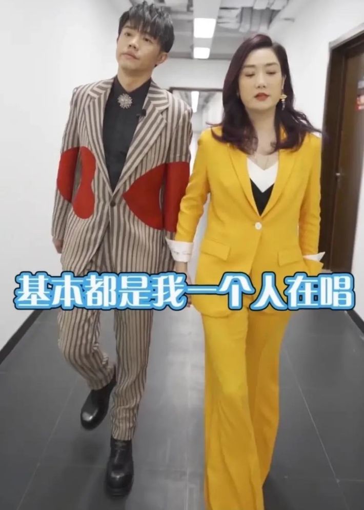 凤凰传奇|凤凰传奇的“清醒”:9次上春晚,五五分账23年,比玖月奇迹高明