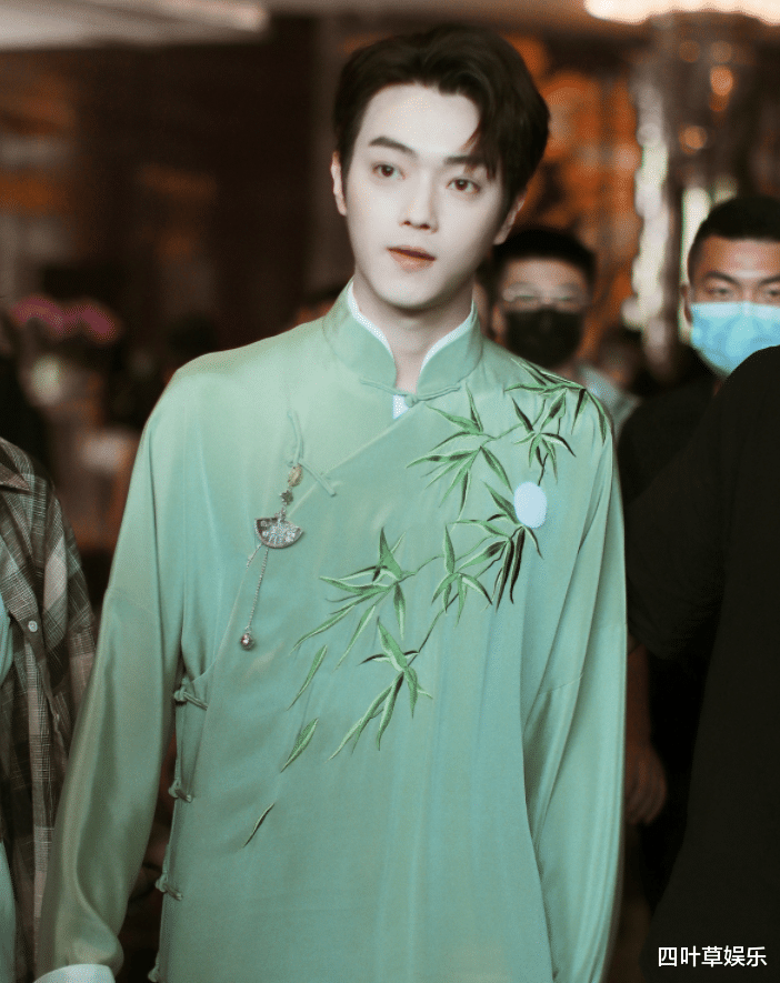 许凯|《快本》路透曝光，嘉宾身穿国风长袍，张彬彬许凯颜值让人看愣