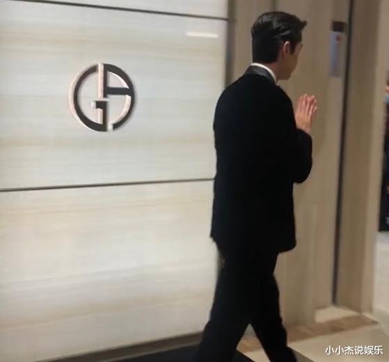 胡歌|青岛：胡歌现身某商场，现场挤满围观群众，和粉丝合影还单膝下跪