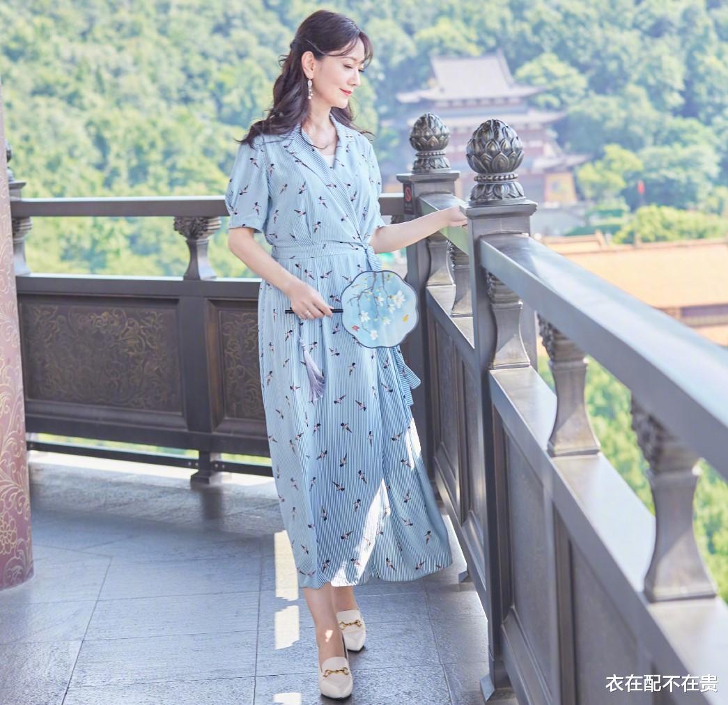 衣在配不在贵|68岁赵雅芝好优雅温婉，穿碎花裙时髦又高挑，妈妈们照着穿就挺美
