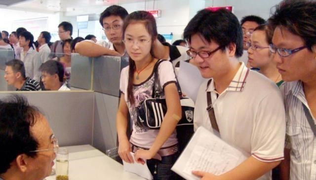 穿衣搭配|大学生找工作有多难？985硕士工资仅4000元，过年过节没脸回去