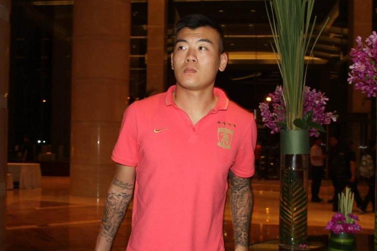 可馨育娃|还觉得郑智第一接班人废了？一个鱼跃冲顶把中超豪门打服，真霸气