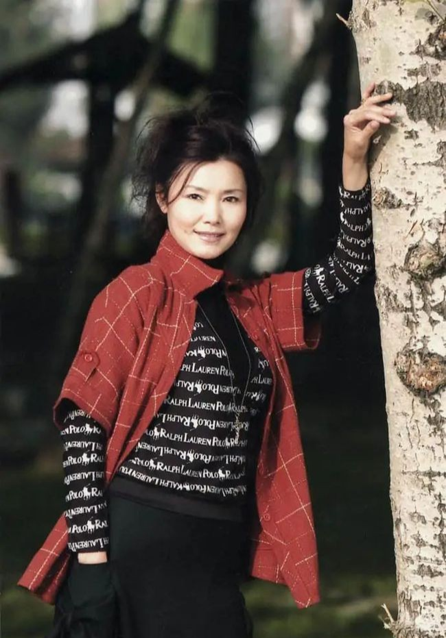 姜黎黎|“红牡丹”姜黎黎，68岁风韵犹存，晒与老公近照，女儿遗传了她的美貌