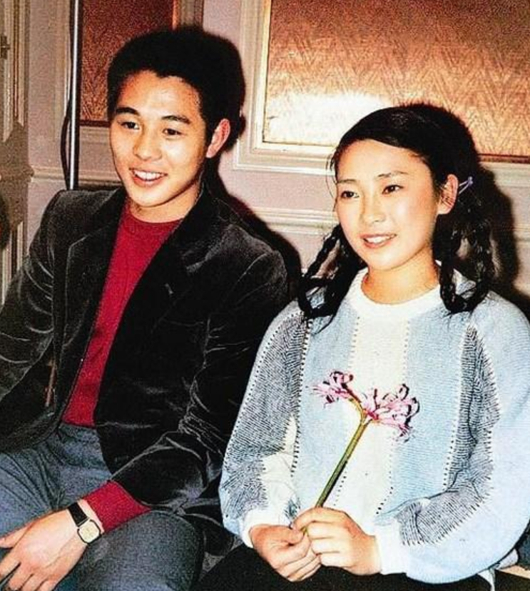 吕子乔|李连杰57岁似70，为利智放弃前妻，如今原配黄秋燕过得如何？