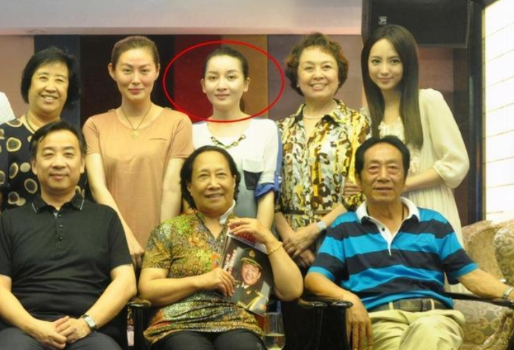 王奎荣|73岁老戏骨娶36岁女星，婚后生下二子，自己满脸疲惫妻子打扮娇艳