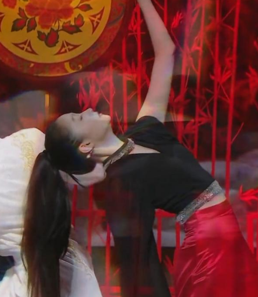 关晓彤|关晓彤上衣太短，抬手时她手上动作成亮点，这才是对鹿晗最大尊重！