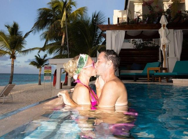 欧美明星|40岁帕里斯·希尔顿蜜月照公布，泳池热吻难分难舍，网友：太做作