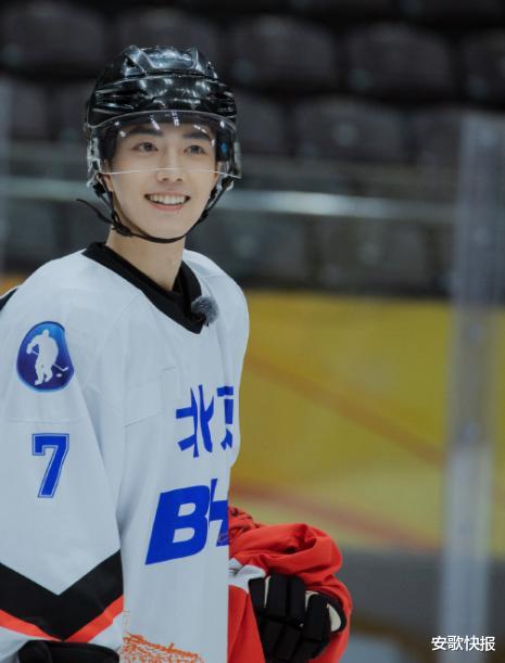 肖战|4月明星权力榜：肖战涨100万稳居榜首，龚俊首入榜杨幂出榜……