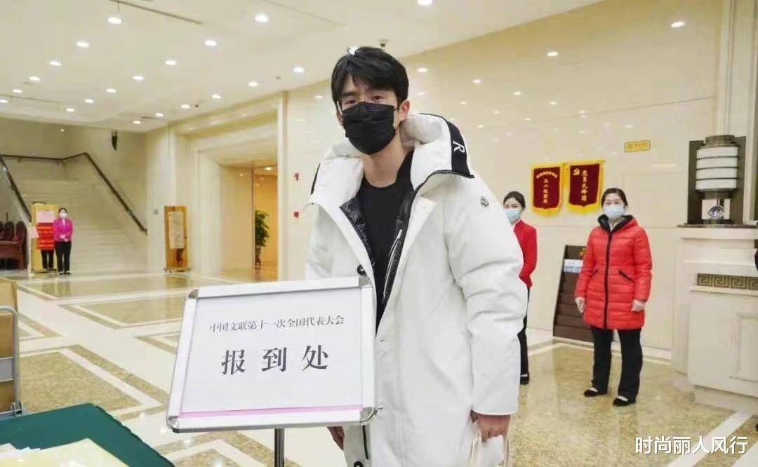 靳东|一流明星阵容参加大会全变“央视脸”！靳东穿棉服太胖，脸崩了