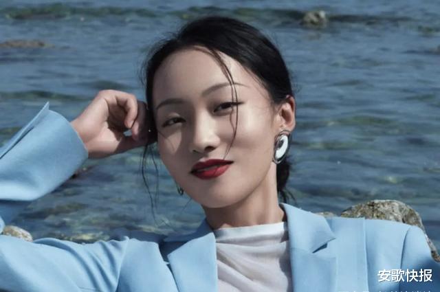 蒋欣|网红贝勒爷表面邋遢接地气，真实身份后曝光后，让人高攀不起