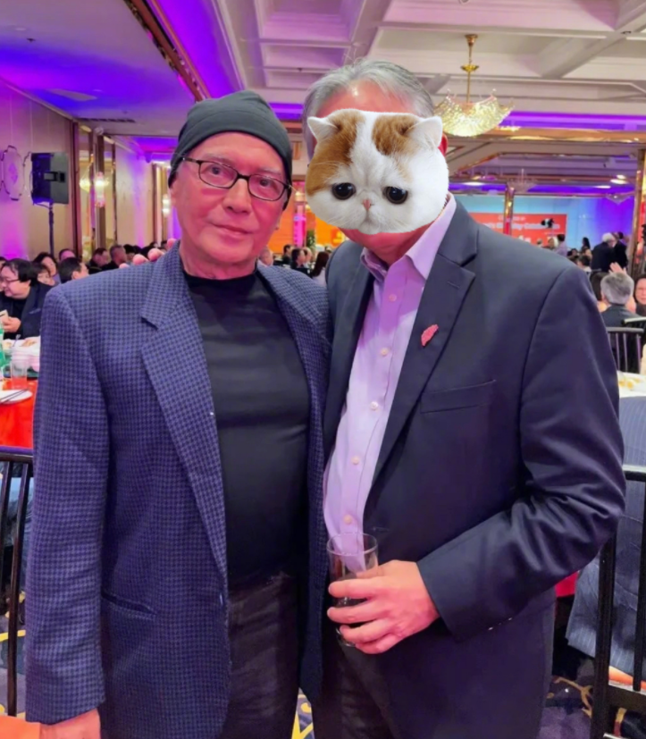 皓衣行|69岁“美男子”尊龙罕露面！肚子圆滚搂美女腰，五官立体堪比雕塑